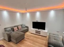 Modern 5 bedroom Home Free Parking