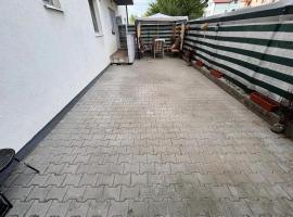 King Bed Garden Apartment, Hotel in Turnişor