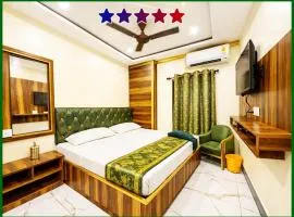 Near Mahakaleswar Jyotirlinga Temple Hotel Premium Raj #DMD Palace - Near Mahakal Lok Temple , Fully Air Conditioned Hotel Without Restrurent Lift And Parking Facilities , Best Hotel In Ujjain
