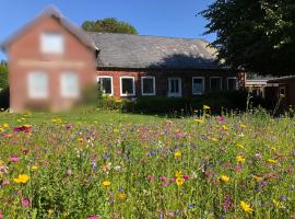 Krischan - ruhige FeWo mit Garten, nur 5 km zum Strand, Hotel in Bönstrup