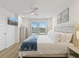 Family home near boat launches, beaches, and The Wharf! King bed and pet friendly