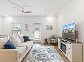 Family home near boat launches, beaches, and The Wharf! King bed and pet friendly, hotel a Orange Beach