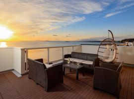 ファブール葉山別邸 海岸まで徒歩15秒の富士山と夕陽を望む海辺のお家, готель у місті Хаяма