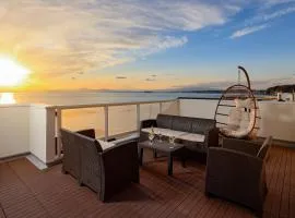 ファブール葉山別邸 海岸まで徒歩15秒の富士山と夕陽を望む海辺のお家