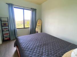 Hawk Hope Tiny House with Sunset Views、Bagacesのホテル