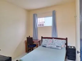 Quarto TOP perto do Centro e Praias AR TV Wifi Cozinha Lavadora