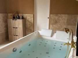 Les Voûtes Secrètes - Love Room avec Balnéo à Bras, hôtel à Bras