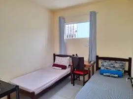 Quarto UP perto do Centro e Praias AR TV Wifi Cozinha Lavadora
