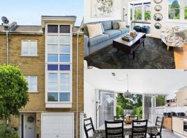 3 bed modern townhouse with self check in, sleeps 6, 35mins direct train to London Waterloo, zone 6, hotell i Ewell