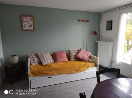 Logement en rez de jardin de notre habitation, hotelli kohteessa La Canourgue