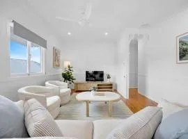 4 Bed Queenslander City Views Walk to Suncorp Deck + Parking