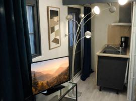 studio cosy indépendant dans un jardin privé, ξενοδοχείο στην Τουρ