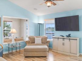 Waterfront St Johns River near springs with boat dock and water sports، فندق في Welaka