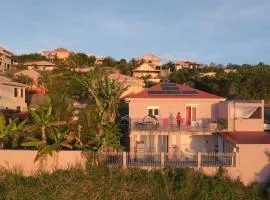 Tente Roots & Tiny House minimalistes - expérience simple et authentique au Diamant I Le Paradis des Petits Voyageurs I Ideal 1 à 3 nuits