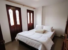 Habitación con cama nueva doble y balcón privado cerca del parque principal