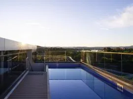 Chada - 2 Bedroom Apartment with Lakeview Pool, within CBD and Beside Commonwealth Park