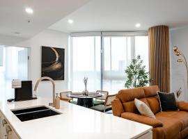 Chada by Cadiz Properties - 2 Bedroom Apartment with Lakeview Pool, within CBD and Beside Commonwealth Park, hotel sa Canberra