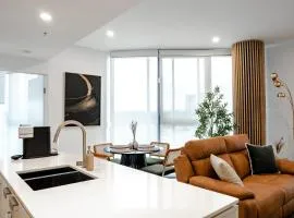 Chada by Cadiz Properties - 2 Bedroom Apartment with Lakeview Pool, within CBD and Beside Commonwealth Park