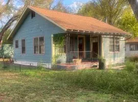 Welcoming 2-bedroom house with AC near historic downtown Seguin