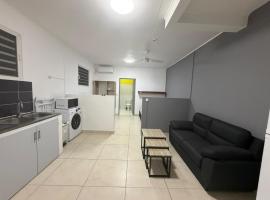 T2 calme proche de tout, hotel en Bourda