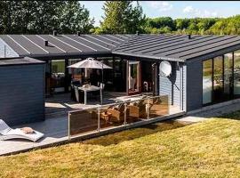 Luxury Summer House On Langeland With Sea View, מלון שכולל ג׳קוזי בSpodsbjerg