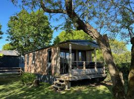 Mobil Home Confort avec Terrasse - 4 Pers. - API-1-52-1690, Hotel in Arvert
