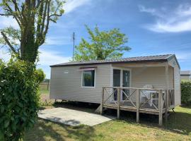 Mobil-home cosy avec terrasse pour 4 pers. - API-1-52-1702, Hotel in Arvert