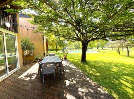 Maison contemporaine avec parc et piscine privée au cœur du Périgord Noir - FR-1-824-27, Hotel in Le Bugue