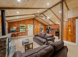 Woodsong Cabin - Pet-Friendly, Hot Tub, Sleeps 4