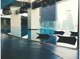 STAYLUXIA - GRAMERCY - Luxury Two Bedroom Junior Suite with 2 Balconies, FREE Amenities, Pool, Gym, Netflix - Housekeeping Available
