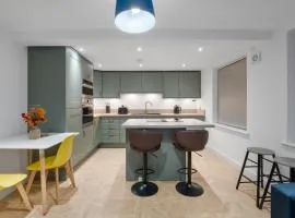 Luxury Huddersfield Apartments & Prime City Centre Location & Opposite Train Station