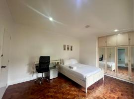 Layover Guesthouse, hotel di Manila