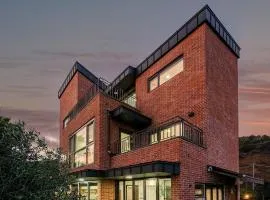 투워즈 Seogwipo central three story private villa, tangerine field cherry blossom and canola flower festival road in front of the house, large family accommodation, five minutes to Olle Market, near Jungmun Tourist Complex