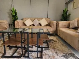 شقة فاخرة بغرفتي نوم وجلسة خارجية