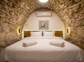סוויטת תרפ''ט 12 בית אבן עתיק עם פטיו פרטי, hotell i Safed