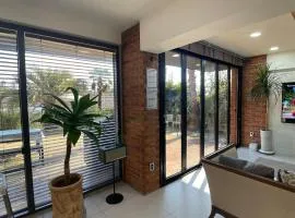 스무스브릭 Panoramic tangerine field view private villa, year round heated kids pool, BBQ, center of Seogwipo, Maeil Olle Market 5 minutes, near Jungmun Tourist Complex