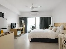 Darwin Central Escape Hotel Style Apartment with Kitchen , Pool , Gym , Car Park,Balconey