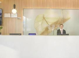 GreenTree Inn Express Taizhou Jiangyan Hardware City، فندق في Hudai