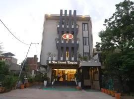 Hotel Grand Empire, Banquet, Swimming Pool with Taj View