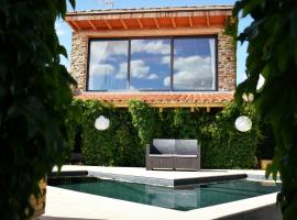 Casa Rural El Bornizo con psicina jacuzzi climatizado barbacoa y jardín en Salamanca، فندق في Pastores