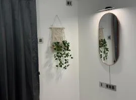 TheAura StudioBalcony NearAirport Couplefriendly