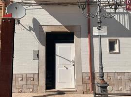 Casa PIANO TERRA lago di lesina, hotel en Lesina