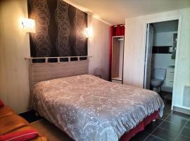 A l'orée des champs, 3 étoiles, climatisé, lit king-size, Hotel in La Creche