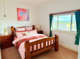 Quiet Farm-Style Retreat with Scenic Views, מלון בDurham Lead