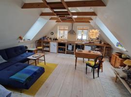 Lejlighed nær badesø, hotel in Årslev