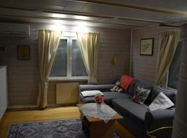 Idyllinen Mummonmökki Renovated Grandma's Cottage for 5-6 people, khách sạn ở Oulu
