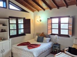 Studio in peaceful village of São Martinho das Amoreiras, hotel u gradu 'São Martinho das Amoreiras'