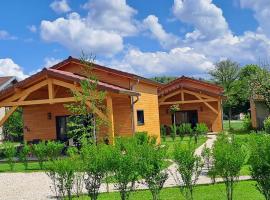 Chalet 4-6 personnes proche Lac de Chalain avec terrasse, hotel a Montigny-sur-lʼAin