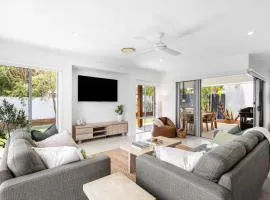 Mooloolaba Parkway Palms Retreat - Pet Friendly, Walk to the beach