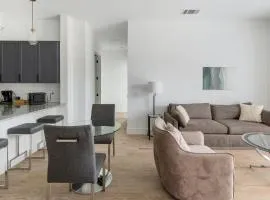 Landing Beautiful 3BD Pool Courtyard